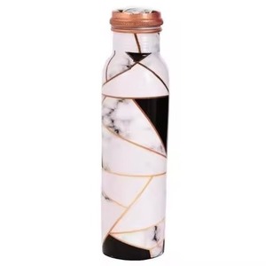 Elegante botella de cobre con estampado floral para hidratación Ayurvédica con diseño artístico y beneficios naturales para la salud - Product Image 2
