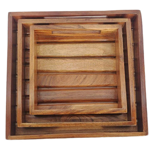 Juego de tres platos de madera decorativos - Product Image 1