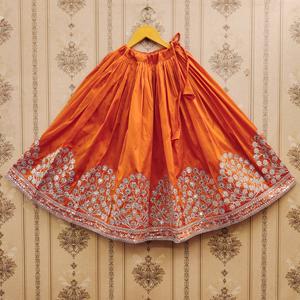 Ensemble Lehenga Choli long pour filles Shoryam Fashion Explore, brodé de fleurs orange, pour les fêtes |   Vêtements ethniques d'exportation haut de gamme - Product Image 4