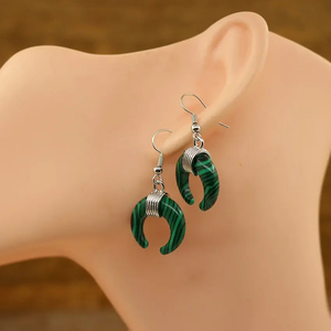 Boucles d'oreilles en forme de croissant de lune en malachite-Bijoux en pierre naturelle faits à la main-Boucles d'oreilles en corne bohème en gros - Product Image 1