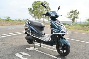 Frenos duales Patinete eléctrico de 3 niveles de velocidad Neumáticos de 10 pulgadas 2000W de potencia Impermeable Batería de largo alcance 40Ah para carreteras difíciles - Product Image 3