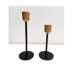 Ensemble de bougeoirs en métal à finition antique, adapté à une utilisation intérieure et extérieure, mariages, fêtes, célébrations festives ou accents d'intérieur - Product Image 1