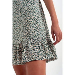 มินิเดรสแขนพองระบายลายดอกไม้เล็กๆ สีเขียว ระบายอากาศได้ดี ไซส์ XS-XXL แบบไร้สาย ดีไซน์รูชชิ่งหวานๆ สีพื้นธรรมชาติ เหมาะสำหรับใส่ในวันสบายๆ - Product Image 5