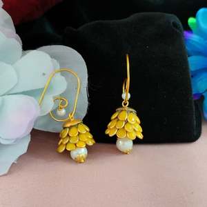 L'élégance traditionnelle rencontre la simplicité moderne Goutte de raisin Jhumkas Lignes épurées Détaillements subtils Boucles d'oreilles légères à la mode - Product Image 3