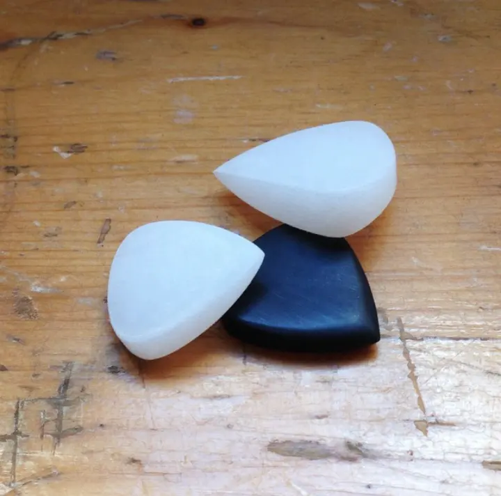 Hochwertige Custom Resin Schwarz-Weiß-Gitarren-Picks Gitarren-Picks Musik zubehör Gitarren zubehör