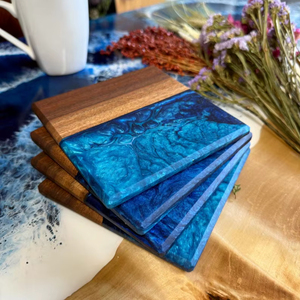 Sous-verre en résine infusée de couleur ronde écologique classique avec des détails en grain de bois pour les articles ménagers de créateurs - Product Image 1