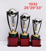 Trophée sportif en métal pour le football, le cricket, le basketball, les événements scolaires et les compétitions.