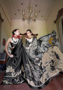 รายละเอียดผ้า ผ้าซาตินไหม ชุดส่าหรีสำหรับผู้หญิง ดีไซน์เนอร์ ชุดส่าหรีพร้อมเสื้อคลุมตัดสี สำหรับงานปาร์ตี้ เสื้อผ้าแบบดั้งเดิมของอินเดีย - Product Image 2