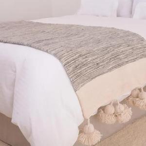 Couverture marocaine faite à la main, authentique artisanat berbère, couverture douce tissée à motifs tribaux, décoration d'intérieur, cadeau - Product Image 1