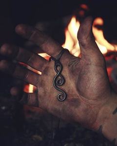 Colgante de bloqueo medieval forjado a mano de Kihara Viene suministrado con un hilo de cuero de alce de alta calidad - Product Image 6