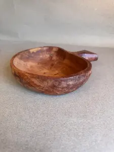 Tazón de madera tallado a mano tradicional con asa que resalta la artesanía popular, textura natural, decoración rústica para la cocina, comedor del hogar - Product Image 4