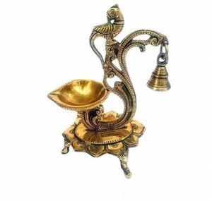 Support de Diya en laiton en forme de paon pour décoration d'événements, éclairage décoratif, Diya en laiton en forme de paon avec cloche, par l'exportateur à un prix raisonnable - Product Image 1
