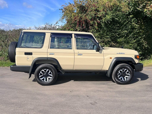 ใช้สำหรับรถกระบะดับเบิ้ลแค็บ 4x4 ซีรีส์ 79 ปี 2023 พวงมาลัยซ้าย ภายในหนังสีเข้ม หลังคาซันรูฟแบบพาโนรามา - Product Image 5