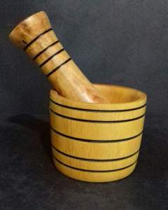 Ensemble de pilon de mortier en bois de conception minimaliste avec un aspect traditionnel pour préparer des épices dans des styles de cuisine ethniques - Product Image 3