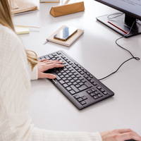 Clavier filaire CHERRY STREAM KEYBOARD TKL avec design sans pavé numérique USB-A, sensation de frappe silencieuse et unique, disponible en noir ou blanc