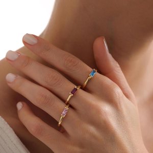 Bague ajustable personnalisée 16-17 mm avec mini-pierre de naissance baguette, topaze bleue et rubis, bague délicate avec pierre de naissance - Product Image 1