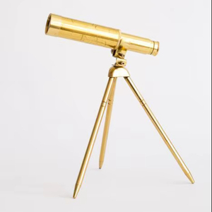 Télescope rétro en métal avec finition laiton, parfait pour une décoration sur le thème nautique et pour les collectionneurs. - Product Image 1