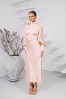 Robe midi en satin de pêche pour les invités de mariage avec dos ouvert, robe élégante à manches longues et col haut, tenue chic et formelle pour femmes