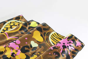 ผ้าพันคอไหมซาตินสั่งทำพิเศษ พิมพ์ลายโลโก้ด้วยเทคนิคซับลิเมชั่น สำหรับงานแต่งงาน - Product Image 3