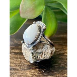 Anillo de Campeonato Navajo Hecho a Mano con Bisutería de Búfalo Blanco y Baño de Oro Rosa, Talla 7.75, Joyería de Plata Esterlina - Product Image 4