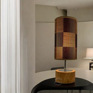 โคมไฟตั้งโต๊ะหรูหราพร้อมฐานโลหะไม้และโป๊ะผ้าสำหรับตกแต่งห้องนอนและห้องเรียนโต๊ะและให้แสงสว่าง - Product Image 2