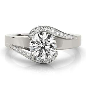 Anillo de Compromiso Minimalista de Oro Rosa con Moissanita de Corte Redondo y Engaste de Puntas para Mujer - Product Image 2