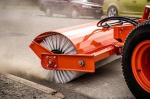 Tractor de Ruedas Neilo Equipment de 57 HP y 4 Ruedas Motrices para Contratistas con Funciones de Barredora de Carreteras, Bomba, Motor y Componentes Centrales de la Caja de Cambios - Product Image 3