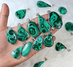 Incroyable pendentif en malachite de formes et de tailles variées pour les femmes Bijoux en pierres précieuses plaquées argent avec incrustation de réglage de lunette - Product Image 1
