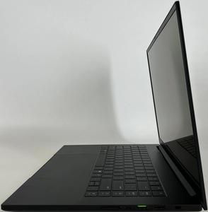 Laptop para juegos Blade 16 de la mejor calidad con NVIDIA RTX 5090, 64GB, pantalla OLED QHD+ de 16 pulgadas y 240Hz, IA y R9 370 HX - Product Image 1