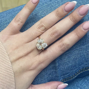 Bague de fiançailles 3 pierres certifiée IGI Toi Et Moi avec diamants de poire ovales et coussinés en laboratoire en or massif 14 carats pour elle - Product Image 1