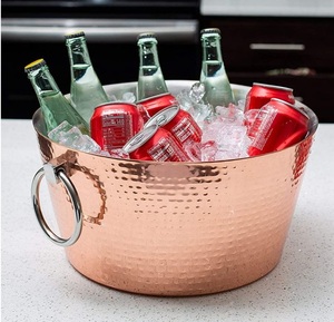 Seau à glace en cuivre avec patine finie et antique pour un service de boissons élégant lors de rassemblements formels, de fêtes et de mariages - Product Image 2