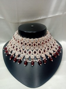 Conjunto de Collar Choker Étnico Chapado en Oro con Piedras de Esmalte y Detalles de Perlas, Pendientes y Tikka a Juego para Mujer - Product Image 4