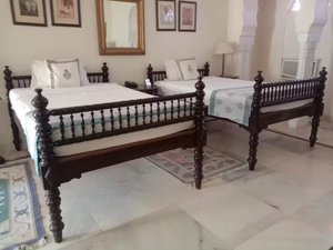 Cama doble de madera maciza hecha en la India en cama suave de Estilo Vintage para dormitorio - Product Image 2