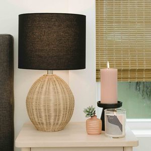 Lámpara de Mesa LED de Mimbre de Estilo Rústico Moderno Personalizada de la Colección Iqbal, Acabado Natural en Blanco y Negro, de Lujo - Product Image 5