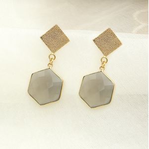 Boucles d'oreilles en pierre de lune grise en laiton plaqué or 18 carats fabriquées à la main | Bijoux de mariage à la mode pour femmes | Marque DUA | Exportateur de Jaipur - Product Image 2