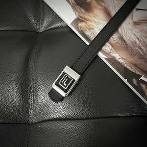 Cinturón metálico delgado con logo F para mujer - Product Image 1