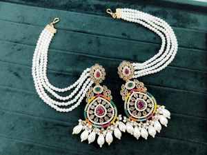 Boucles d'oreilles vintage pour femmes avec chaîne latérale avec Tikka Bollywood Kundan - Product Image 3