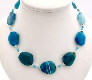 Le dernier collier de perles de résine de mode poli de haute qualité fabriqué à la main pour les femmes d'Inde. - Product Image 2