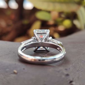 Anillos de boda de compromiso de estilo clásico de oro macizo de 10 quilates, solitario único, Diamante de corte esmeralda cultivado en laboratorio, certificado IGI para fiestas - Product Image 2