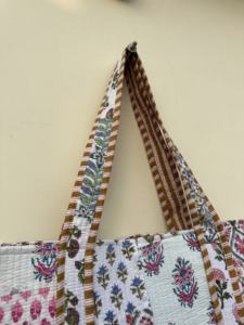 Sac fourre-tout matelassé à la main de meilleure qualité Sac fourre-tout magnifique Sac à provisions fait à la main en coton Kantha Sac de plage - Product Image 4