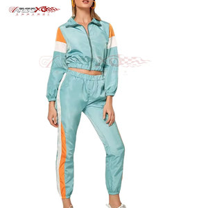 Costume coupe-vent réfléchissant pour femmes avec bandes de sécurité de nuit et costume coupe-vent à capuche d'aspect moderne - Product Image 3