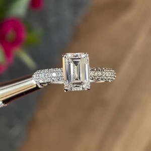 Anillo de Compromiso con Diamante Cultivado en Laboratorio de 2.50 Quilates con Halo Oculto y Certificado IGI en Oro Blanco - Product Image 5
