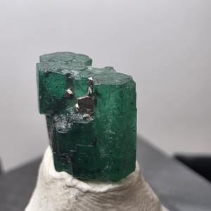 Gema Brillante, Esmeralda Natural, Cristal de 5 Quilates, Corte Hexagonal |   Espécimen de Esmeralda Verde en Bruto |   Valle de Swat, Pakistán |   Colector | - Product Image 5