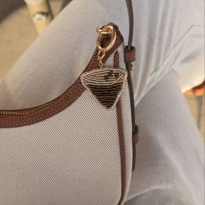 Porte-clés brodé fait main personnalisé LSU avec breloque de sac à main et anneau porte-clés, un excellent cadeau personnalisé avec fermeture éclair, provenant d'Inde - Product Image 2