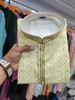 Travail traditionnel de broderie de séquence de crochet sur la soie Kurtas vêtements traditionnels imprimés numériques pour la vente en ligne