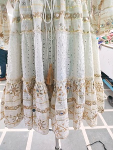 ชุดคลุมชายหาดแบบสั้นลายชนเผ่าและผ้าลูกไม้สุดเก๋สำหรับสาวหวานซ่อนเปรี้ยว พร้อมงานปักลายกระจกและปอมปอมที่คอเสื้อ - Product Image 4