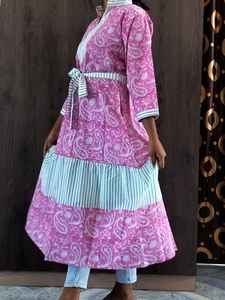 เดรสผ้าฝ้ายพิมพ์ลายดอกไม้หวานๆ ทรงหลวม คอตั้ง แขนสั้น ยาวคลุมเท้า พร้อมเข็มขัด สีชมพู สำหรับฤดูร้อน - Product Image 4