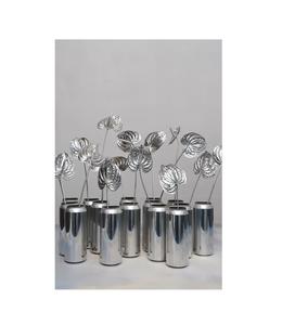Florero de metal contemporáneo, perfecto para decorar mesas de centro, mejorando la estética general de la habitación. - Product Image 6