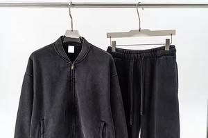 ชุดสเวตสูทแบบเรียบ ไม่มีลาย พร้อมโลโก้สั่งทำ เสื้อฮู้ดดี้ทรงหลวม แขนเสื้อแบบดรอปโชลเดอร์ และกางเกงขายาวทรงตรง - Product Image 2