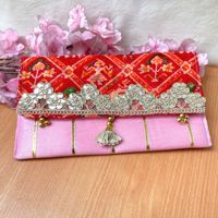 Pochettes et Sacs Traditionnels Indiens Faits Main en Velours Brodé Floral de Designer – Travail Unique pour Mariages, Festivals et Toutes Saisons